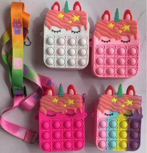 Billeteras 10 pcs unicornio silicona monedera al por mayor y dibujos animados minoristas lindos niños mensajero messenger billetera casual chicas chicas