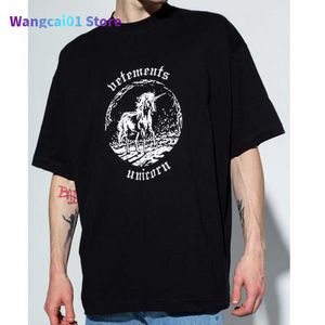 Wangcai01 Men's T-shirts 2022 Nieuwe Rose Red Black Vetents Oversized T-shirt Men Women Hoge kwaliteit VTM Top Unicorn Print Broidery Vetents Tees 0217H23