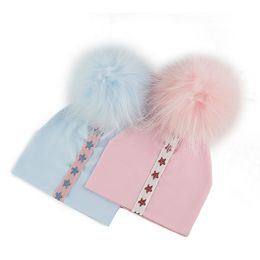 Banie bébé chaud portant de vrais pompoms mignons nouveau-nés doux chapeau doux à la mode, casquette élastique à vent d'hiver avec un capot de crâne en sangle