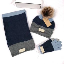 Warme wintersjaal voor mannen en vrouwen Gestreept 3-delig pak Sjaal Fleece muts en handschoenen Modeontwerper Pom Pom Beanie Suits