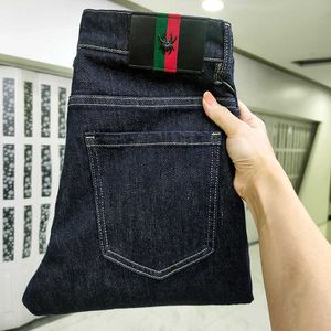 Laver un jean bleu foncé régulier et non décoloré pour les hommes de travail quotidien de travail