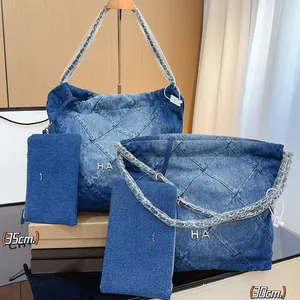 Denim de gradiente de lavado 22 bolsas de basura 30/35 cm Monedas de plata Cartas Hardware Matelasse Cadena con mini bolso Diamond Mujeres Diseñador de compras de hombro