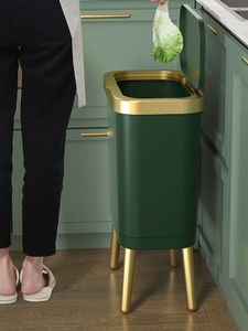 Afvalbakken Luxe Gold Trash Can met Creative Four Foot High Push Type Plastic smal afval blikje met deksel geschikt voor thuiskeukens badkamers en 15L 230412