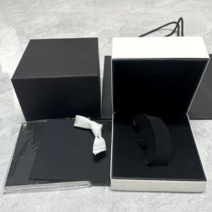 Cajas de relojes Proveedor de fábrica Venta al por mayor Terciopelo negro Cl original de lujo con folleto y tarjeta Estuche de regalo personalizado