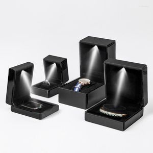 Cajas de reloj de moda con luz LED cepillada, caja organizadora de marca de PU, caja de almacenamiento de alta calidad, embalaje de exhibición de regalo, sala de exposiciones