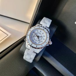 Montre design de montre de montre de luxe Luxury Mens Watch Designer Dîner de voyage de voyage de haute qualité matériaux en acier Boîte cadeau de nombreux styles