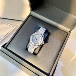 Montre design de montre de montre de luxe de luxe mens mec deigner dîner de voyage de voyage de voyage de haute qualité matériaux cadeaux en acier de nombreux styles femmes montres très bonnes
