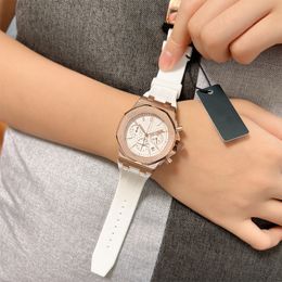 Surveillez la femme de chronométrage de 37 mm Mouvement de luxe Designer Lady Watchs Strap de caoutchouc Boucle pliante de haute qualité.