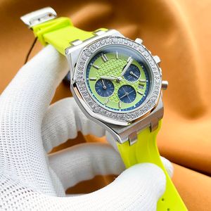 Regarder le designer de mouvement de quartz montres 37 mm Montre de Luxe Fashion Casual Wristwatch Classic Business Trouble en acier inoxydable Bracelet Bracelet Gift