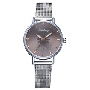 Bekijk vrouwen luxe zilveren populaire rose wijzerplaat bloemen metalen damesarmband quartz horloge dameshorloges nieuw horloge