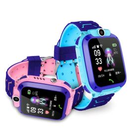 Bekijkt 2G Kids Kids Smartwatch Q12 Waterdicht voor Baby SOS Antilost Sim Card Telefoongesprek Locatie Tracker Child Smart Watch -cadeaus