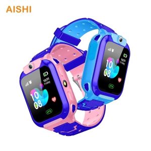 Bekijkt Aishi Q12B Kids Smart Watch LBS Locatie SOS Camera Zaklamp Kind Telefoon Voice Chat Smartwatch App SetRacker2 Remote Monitor