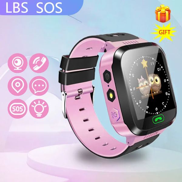 Montre Kids Smart Watch SOS APPEL SIM CARD LOCKER Tracker Smartwatch for Children Smart Wristwatch avec appareil photo pour Android iOS