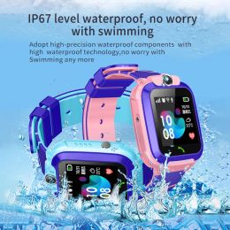 Montres Q12 Kids Smart Watch SOS Phone Watch Smartwatch Kids 2G SIM Téléphone intelligent IP67 TEMPHERPHERPHERS TRAPHERS'S SMART Watch Gift Horloge