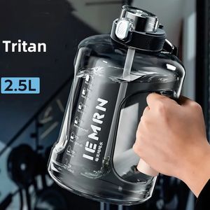 Waterfles 2 Liter Tritan Materiaal Nauwkeurige Schaal Draagbaar Grote Capaciteit Met Stro Voor Mannen Vrouwen Sport Fitness 240314