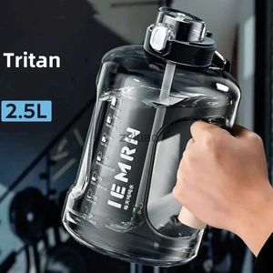 water bottle Bouteille d'eau 2 litres Tritan matériel échelle précise Portable grande capacité bouteille d'eau avec paille pour hommes femmes sport Fitness YQ240110