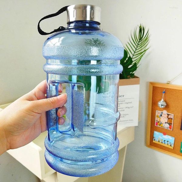 Bouteilles d'eau 2,2 L Bouteille de sport en plastique PETG Gym Grande capacité Couvercle en acier inoxydable Tasse de seau portable 2023est