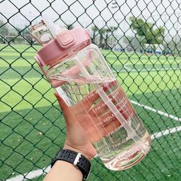 Botellas de agua Botella de agua de 2 litros con pajita Jarra femenina Botellas de viaje portátiles para niñas Taza de bicicleta de fitness Jarra de agua fría de verano con marcador de tiempo 231205