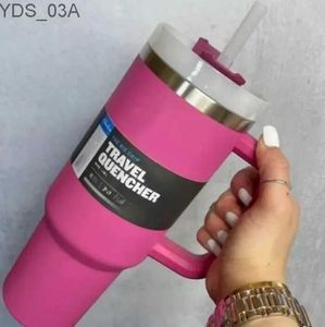 Waterflessen Roze bekers van 40 oz met handvat Geïsoleerde roestvrijstalen bekerdeksels Stro Autoreismokken Koffie Termos-bekers Waterflessen YQ240221