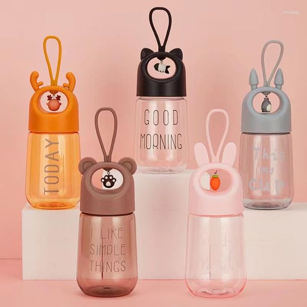 Bouteilles d'eau 480 ml Créative Gift Shake Cup Child's Cartoon Pendant Handle Plastic Plastic Custom Anniversaire