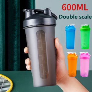 Bottiglie d'acqua 600ml Bottiglia di shaker portatile per proteine in polvere Borraccia a prova di perdite per palestra Allenamento fitness Tazza di miscelazione sportiva con bilancia 230516