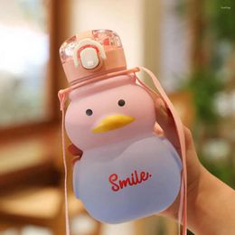 Bouteilles d'eau 650 ml de canard bouteille avec conception de verrouillage de paille Suspender une touche ouverte Kawaii Tasse à l'épreuve de la fuite pour étudiant