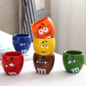 Botellas de agua 6 unids Kawaii M Bean Chocolate Mini Taza Dibujos animados Anime Expresión Cerámica Vientre ancho Copa de vino Personalidad Taza de té Drinkware Regalo 231205