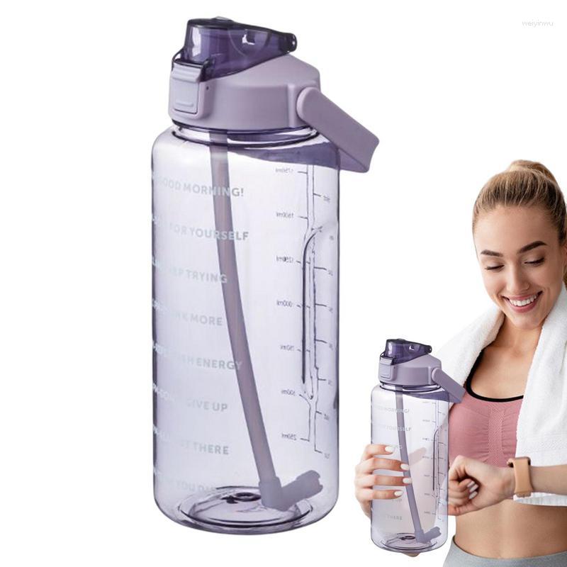 Vattenflaskor flaska med tidsmarkör 2L uppmätt drickskoppstrå och markerar stora motiverande