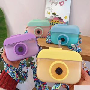 Bouteilles d'eau Creative Camera Forme Bottle With St Ajustiable STRAP STRAP FEUCH FEUCH DUING TUP For Kids Girls Sports Cups Drop D Dhitc