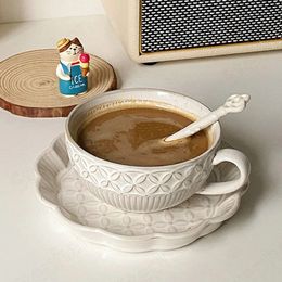 Bouteilles d'eau Tasse à café en céramique gaufrée Vintage européenne avec plateau four glaçure fleurs en relief ensemble de tasses décoratives café Restaurant Drinkware 231205