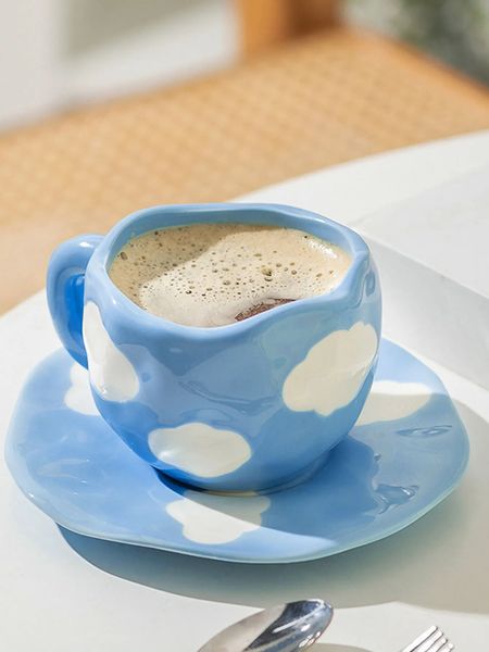 Botellas de agua Flor pintada a mano Taza de café de cerámica Taza de oficina en casa con plato Cuchara Desayuno Jugo de leche Mango de té Juego de vasos de regalo 231205