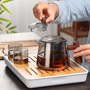 Bouteilles d'eau théière en verre résistant à la chaleur avec infuseur en acier inoxydable.