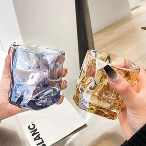 Waterflessen High-ogende Twisted Cup Glass Ins Style whisky Special-vormige souvenir internet beroemdheid
