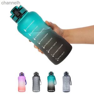 Bouteilles d'eau Grande bouteille d'eau de sport de 2 L avec livraison gratuite - Marqueur de temps et paille - Bouteille d'hydratation portable de 64 oz pour les voyages et le fitness yq240320