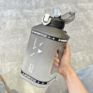 Bouteilles d'eau litres / 2,3 litres de bouteille de sport en silicone paille de paille grande capacité avec échelle de gradient de seau portable bouilloire