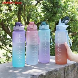 Bouteilles d'eau LMHBJY 1000 ml bouteille de couleur dégradée tasse d'espace givrée corde portable bouche d'aspiration sport de gymnastique