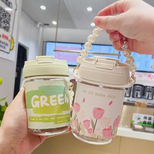 Bouteilles d'eau bouteille d'eau en verre de chaîne de perle avec la fille de tasse portative de paille boisson fraîche et belle