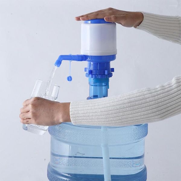 Botellas de agua, bomba portátil, fuente de agua potable manual a presión manual con tubo extracorto de grado alimenticio