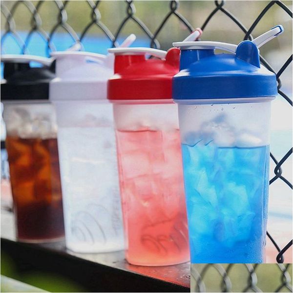 Botellas de agua Botella de coctelera deportiva portátil Jugo Batido de proteína en polvo Mezcla a prueba de fugas Taza de batido con bolas Bpa Fitness Drinkware Dhru3