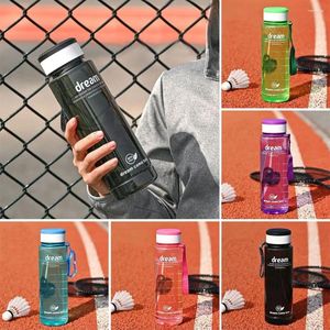 Bouteilles d'eau étudiant sport bouteille en plastique buvant une tasse de fitness