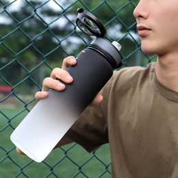 Bouteilles d'eau Tasse de sport de super capacité tasse d'espace d'été pour hommes tasse de fitness bouilloire portable en plein air bouteille d'eau 1000 ml 230428