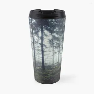 Botellas de agua a través de los árboles taza de café de viaje una taza para