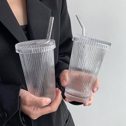 Bouteilles d'eau VIP 375Ml Tasse en verre à rayures simples avec couvercle et paille Tasse à thé à bulles transparente Chic Jus Verre Lait Café Petit Déjeuner Tasses 230503