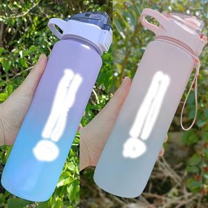 Waterflessen Groothandel Outlet 4 kleuren 1000ml Gezond leven Voeding Plastic draagbare fles met rietje stuiterknopbeker