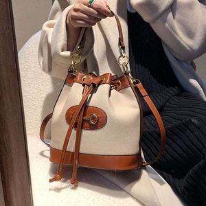 Seau à eau pour femmes printemps nouveau simple coréen poche tendance contraste couleur unique épaule diagonale Straddle sac 2024 78% de réduction sur le magasin en gros