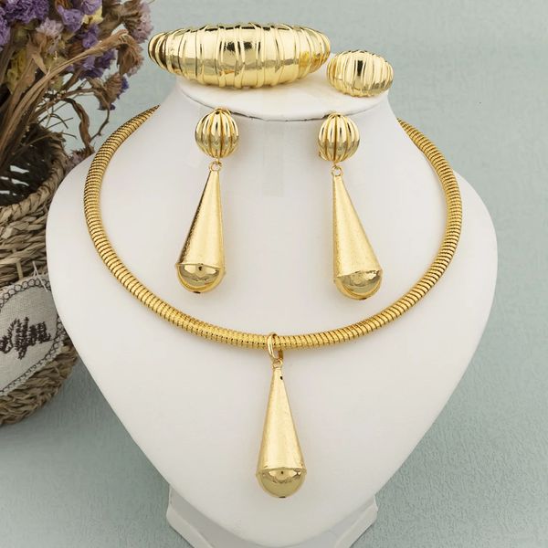 Collier de boucles d'oreilles à eau Ensemble de bijoux pour femmes Bague de bracelet de couleur en or indien Dubaï pour les accessoires de vêtements de mariée 240423