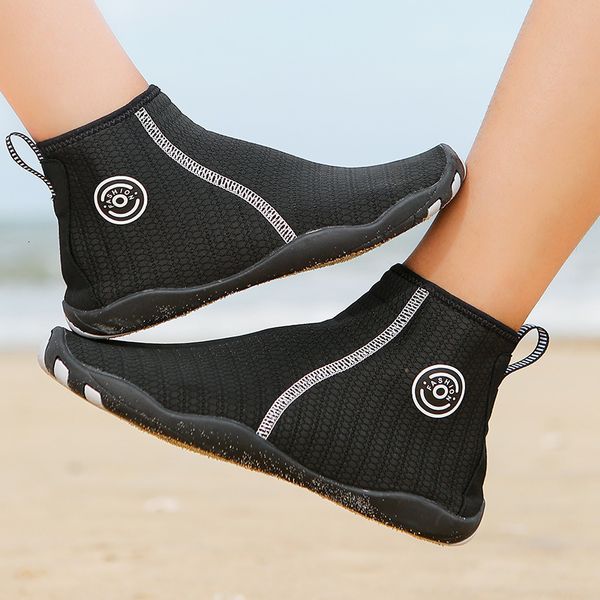 Chaussures d'eau Chaussettes de plongée Haut Haut Chaussures d'eau pieds nus Sandale de bain Hommes Plage Aqua Chaussure Femmes Drainage Wading Sneaker Fitness Pêche Surf 230710