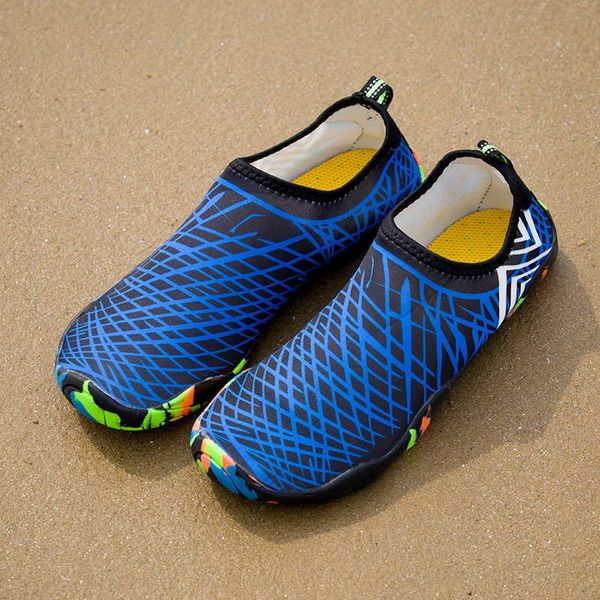 Zapatos de agua antideslizantes para hombres Aqua sports zapatos descalzos de secado rápido ultraligeros hacia arriba de moda botas de buceo en la playa tamaños 35-46 P230605 bueno