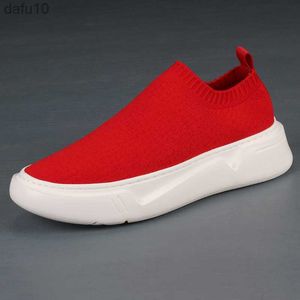 Zapatos de agua Nuevo estilo para hombres, calcetines de malla tejidos con mosca de suela gruesa, zapatos para hombres con un hombre perezoso que usa zapatos de tablero rojo con personalidad HKD230822