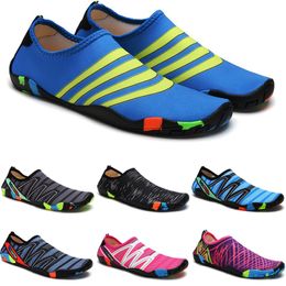 Chaussures d'eau Chaussures d'eau Femmes Hommes Slip On Beach Wading Pieds Nus Chaussures de Natation à Séchage Rapide Respirant Baskets de Sport Légères Unisexe 35-46 GAI-8